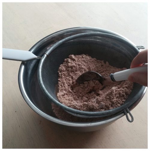 By grinding the ground almond into a fine powder and getting rid of large lumps you will get macaron shells with a smoother surface. 將杏仁粉磨成幼細粉末去除大顆粒可令馬卡龍表面更平滑。