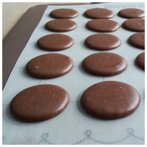 I rested mine for about 30 minutes yesterday. EC昨天大約花了30分鐘風乾馬卡龍。