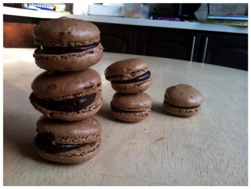 My lumpy and hamburger-looking chocolate macarons. That was my very first time and marked the beginning of my macaron quest three years ago. 這是EC三年前首次做的朱古力馬卡龍，表面粗糙形狀像漢堡包，是EC馬卡龍旅程的開始。